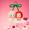 CRYBABY Crying For Love Series – Κρεμαστή Κάρτα Βινυλίου με Λούτρινο Φόρεμα (Σ’ αγαπώ πολύ, Κεράσι)