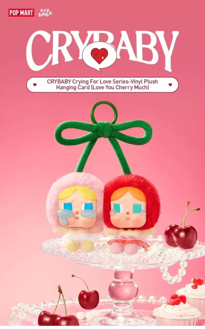 CRYBABY Crying For Love Series – Κρεμαστή Κάρτα Βινυλίου με Λούτρινο Φόρεμα (Σ’ αγαπώ πολύ, Κεράσι)