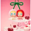 CRYBABY Crying For Love Series – Κρεμαστή Κάρτα Βινυλίου με Λούτρινο Φόρεμα (Σ’ αγαπώ πολύ, Κεράσι)