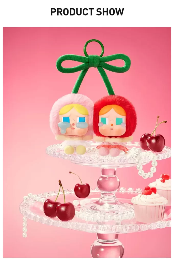 CRYBABY Crying For Love Series – Κρεμαστή Κάρτα Βινυλίου με Λούτρινο Φόρεμα (Σ’ αγαπώ πολύ, Κεράσι)