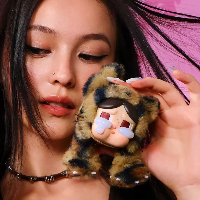 CRYBABY Wild But Cutie Series – Λούτρινο Κρεμαστό Κουτί Στρίφτ από Βινύλιο
