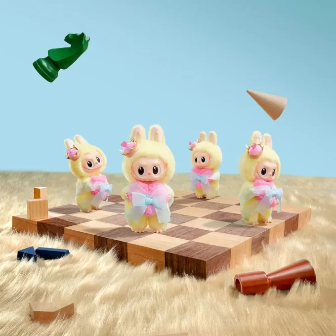 THE MONSTERS Let’s Checkmate Series – Κρεμαστή Κάρτα Βινυλίου με Πλούσια Φιγούρα