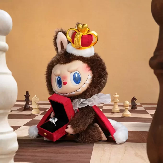 THE MONSTERS Let’s Checkmate Series – Λούτρινη Κούκλα Βινυλίου
